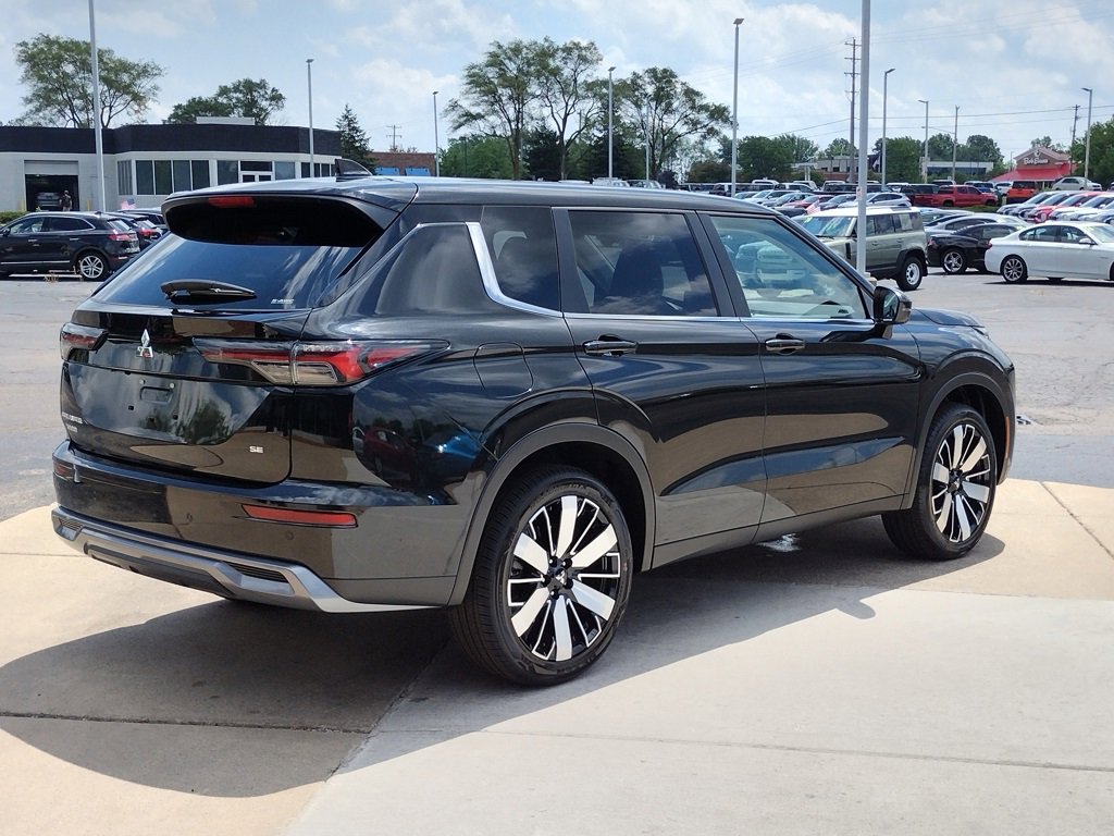 New 2025 Mitsubishi Outlander SE image 16