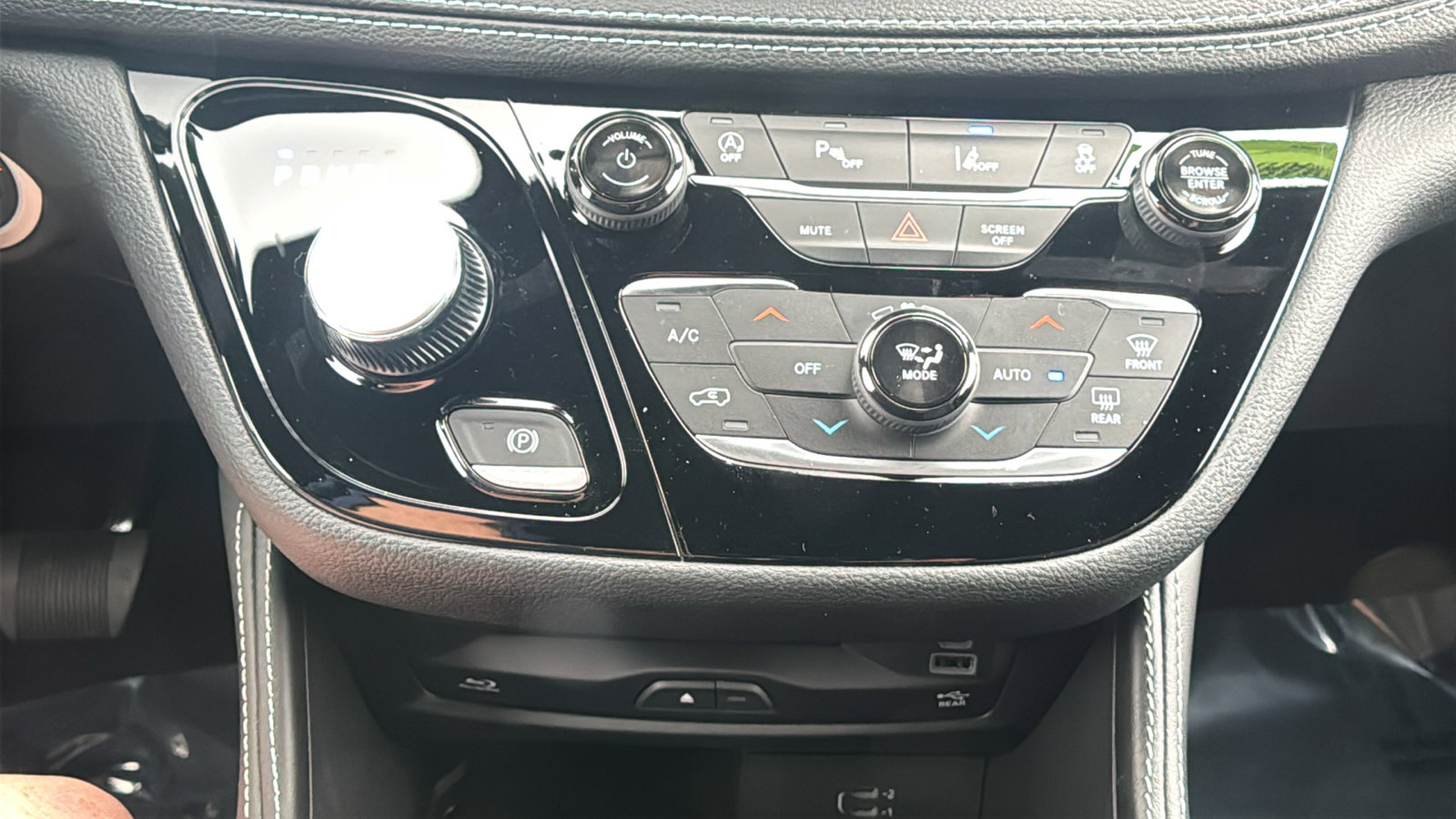 New 2026 Chrysler Pacifica Limited w/ Uconnect Theater Family Group image 30