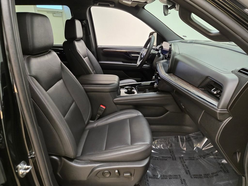 Used 2025 Chevrolet Suburban LT AWD/4WD image 26