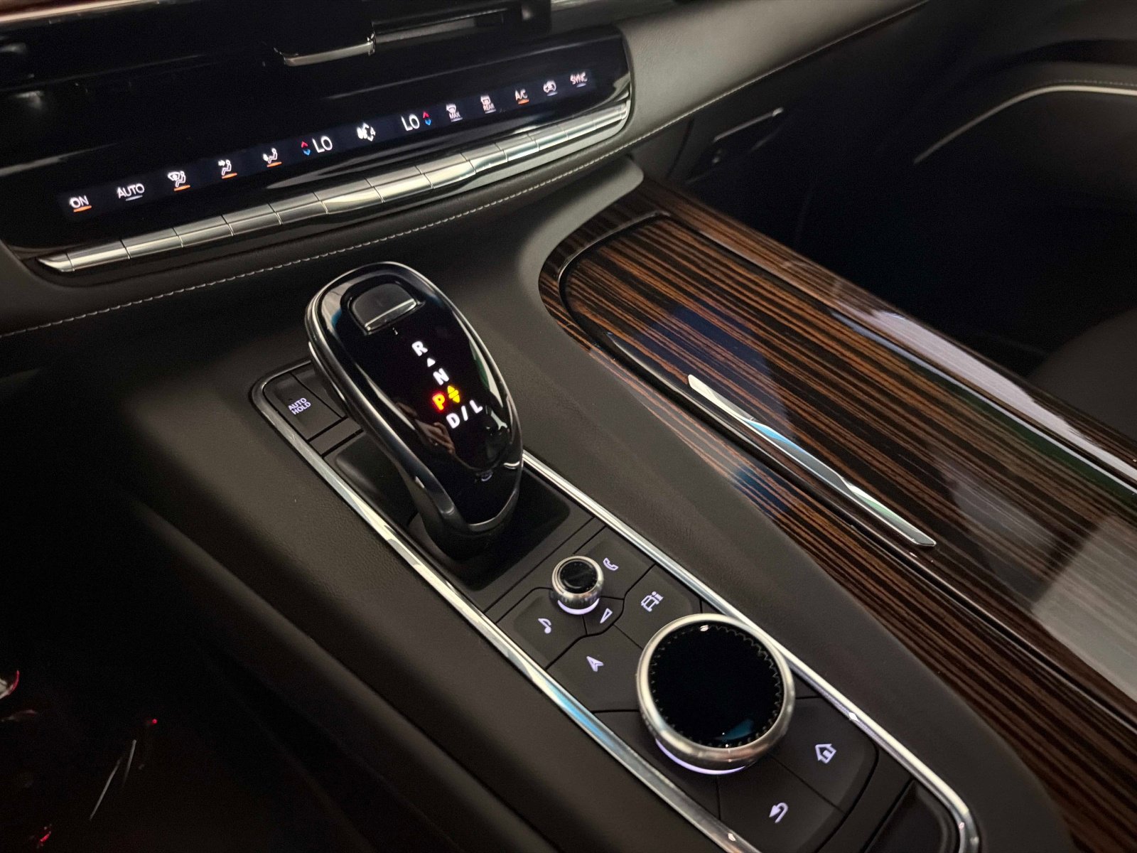 Used 2024 Cadillac Escalade ESV Luxury image 46