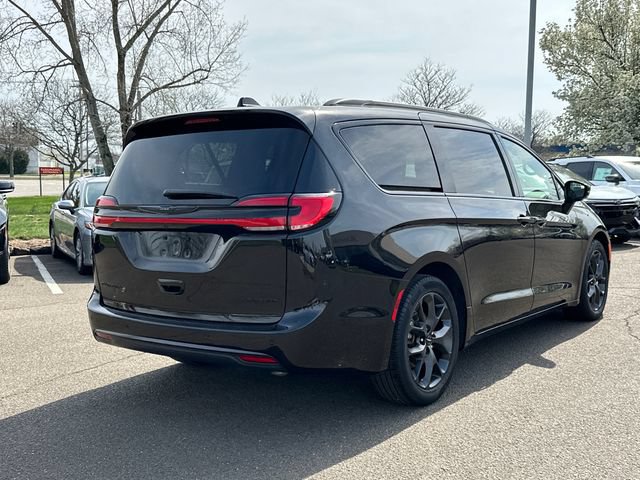 Used 2025 Chrysler Pacifica Limited FWD image 2