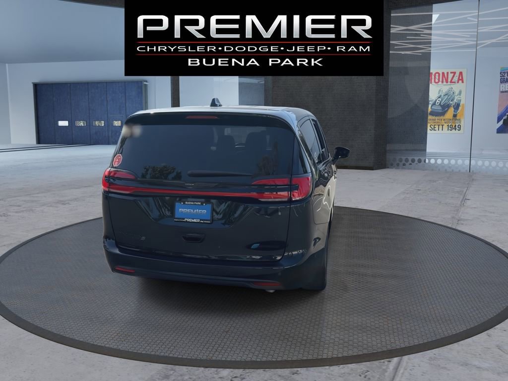 Used 2022 Chrysler Pacifica Limited w/ Uconnect Theater Family Group FWD image 7