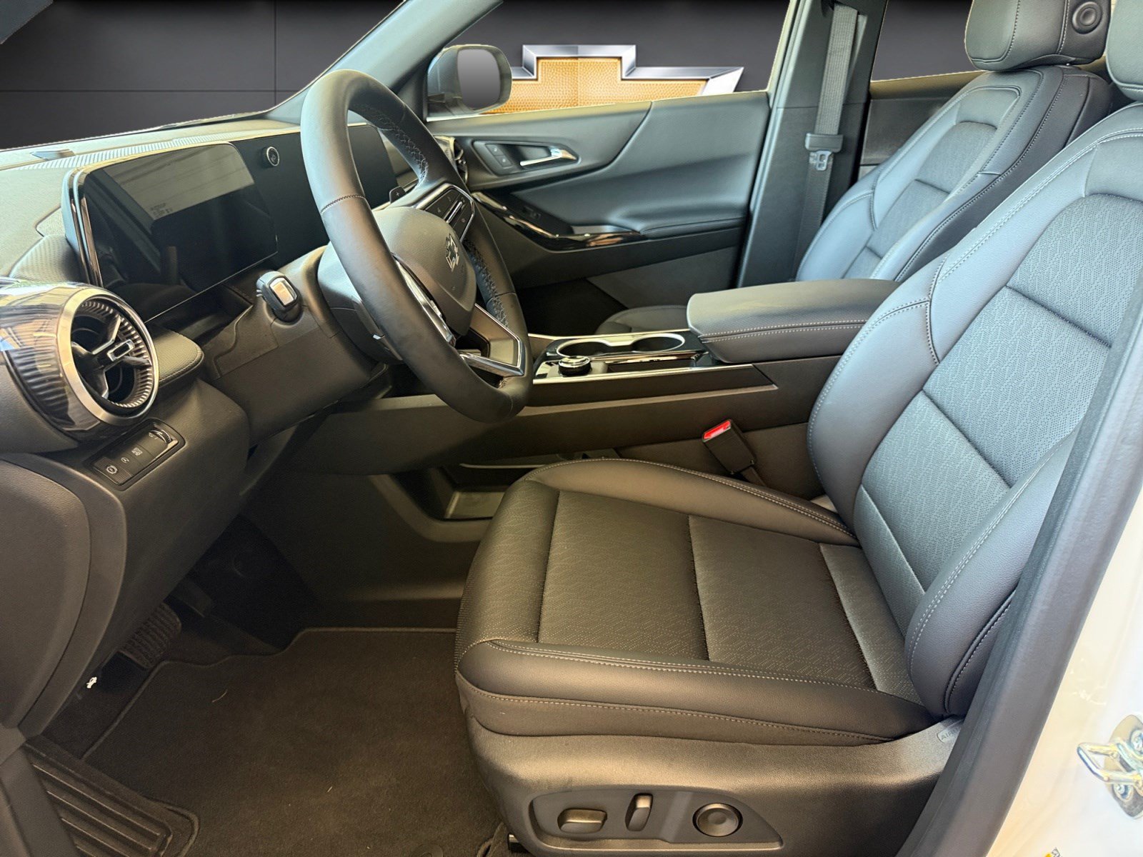 New 2027 Chevrolet Equinox LT w/ Convenience Package II FWD image 9