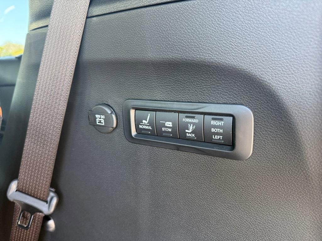 New 2026 Chrysler Pacifica Pinnacle image 32