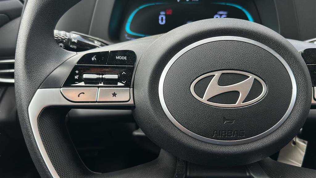 Certified 2025 Hyundai Elantra SE image 24