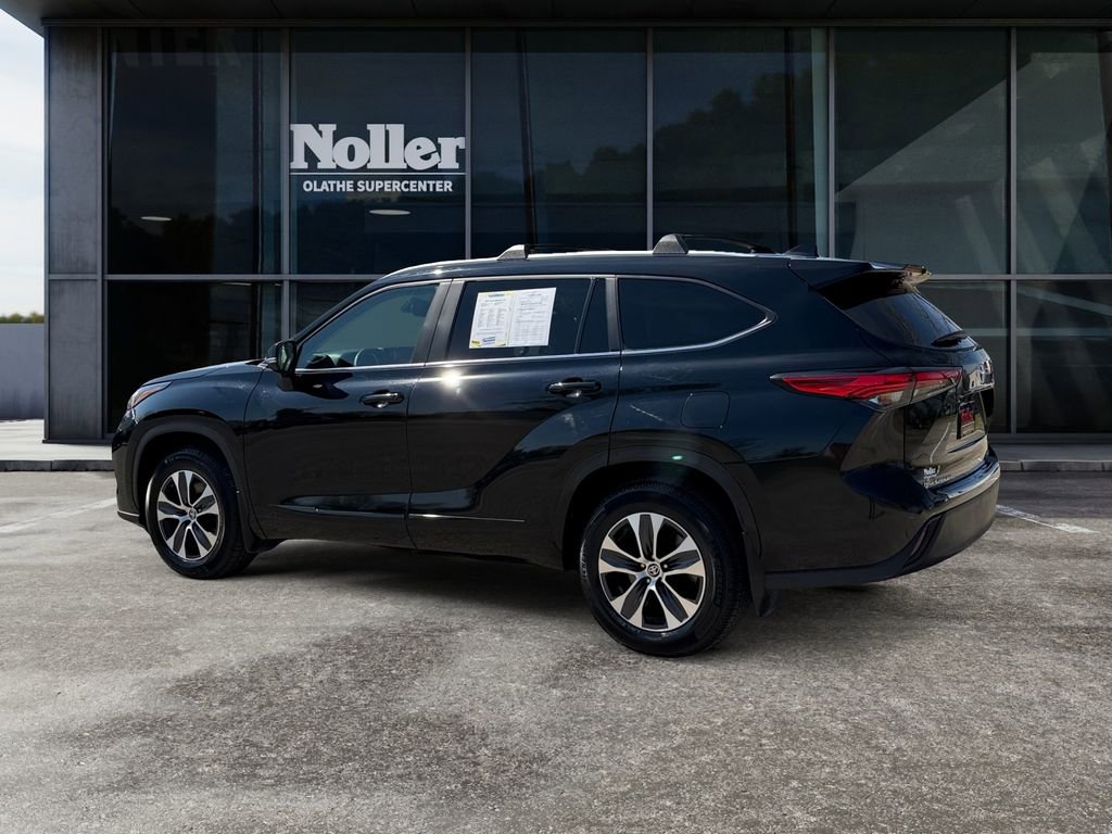 Used 2023 Toyota Highlander XLE image 12