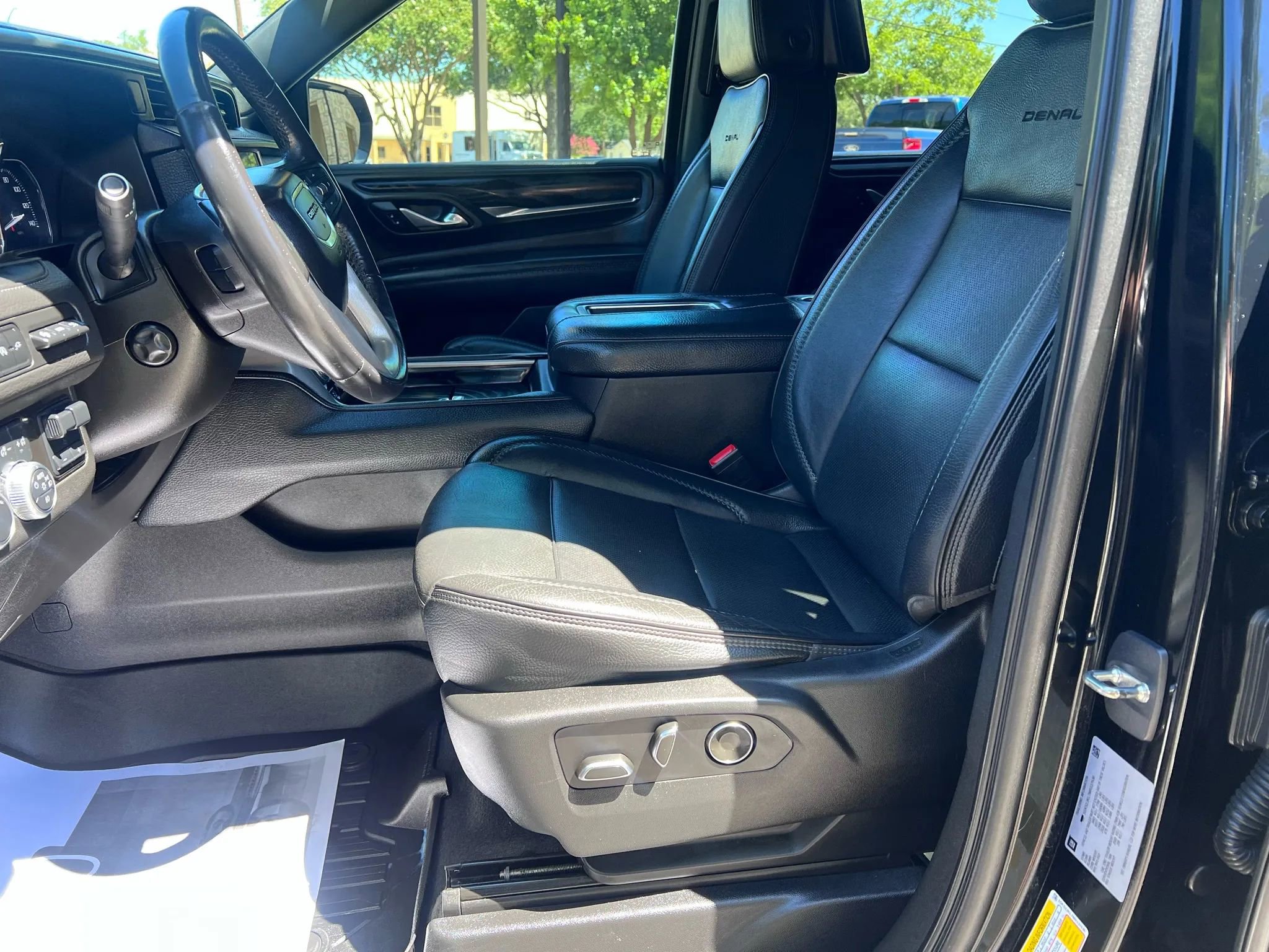 Used 2021 GMC Yukon XL Denali w/ Denali Premium Package image 9