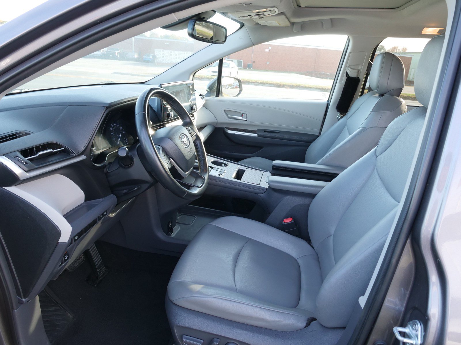 Used 2021 Toyota Sienna XLE FWD image 16
