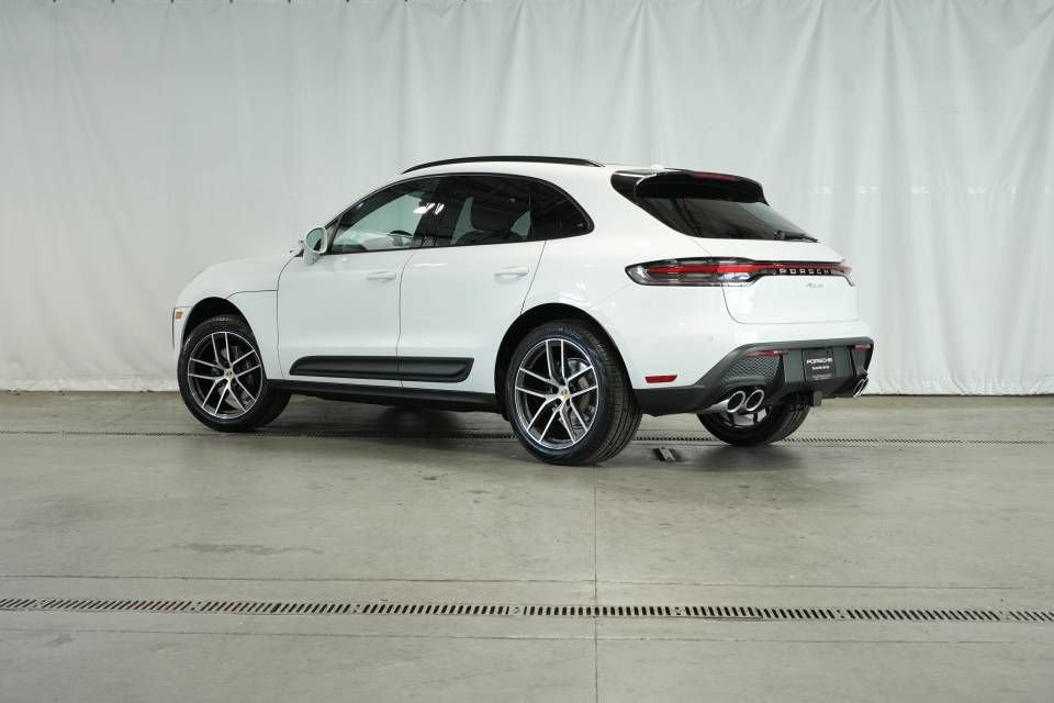 Certified 2025 Porsche Macan AWD/4WD image 3