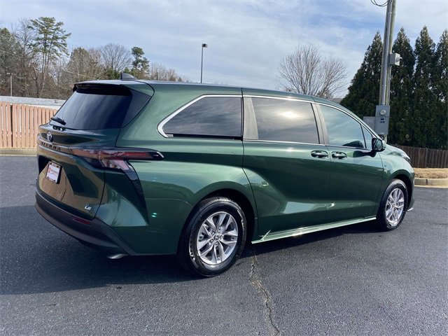Used 2025 Toyota Sienna LE image 6