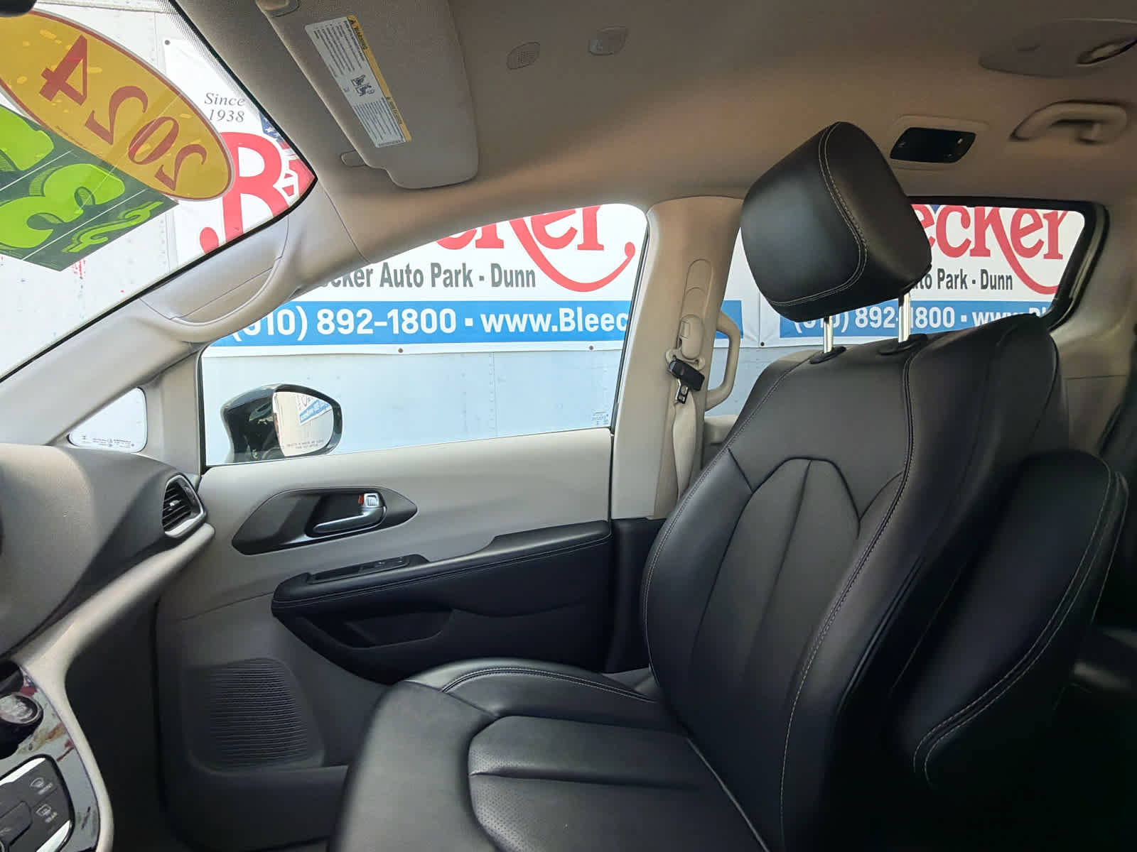 Used 2024 Chrysler Pacifica Touring-L FWD image 28