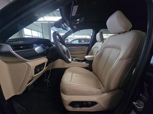 Used 2024 Jeep Grand Cherokee Limited w/ Luxury Tech Group II image 7