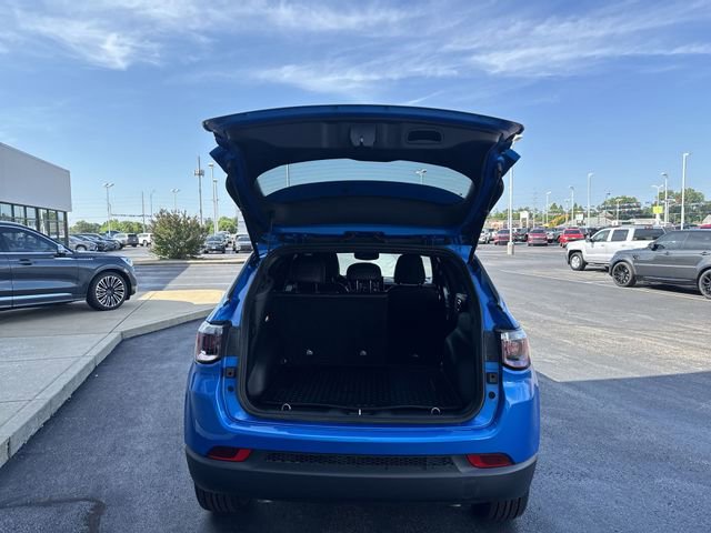 Used 2025 Jeep Compass Latitude w/ Convenience Group AWD/4WD image 19