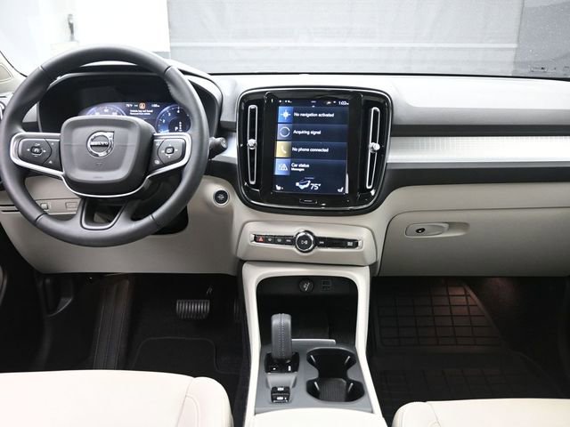 Used 2020 Volvo XC40 T5 Momentum w/ Premium Package image 9