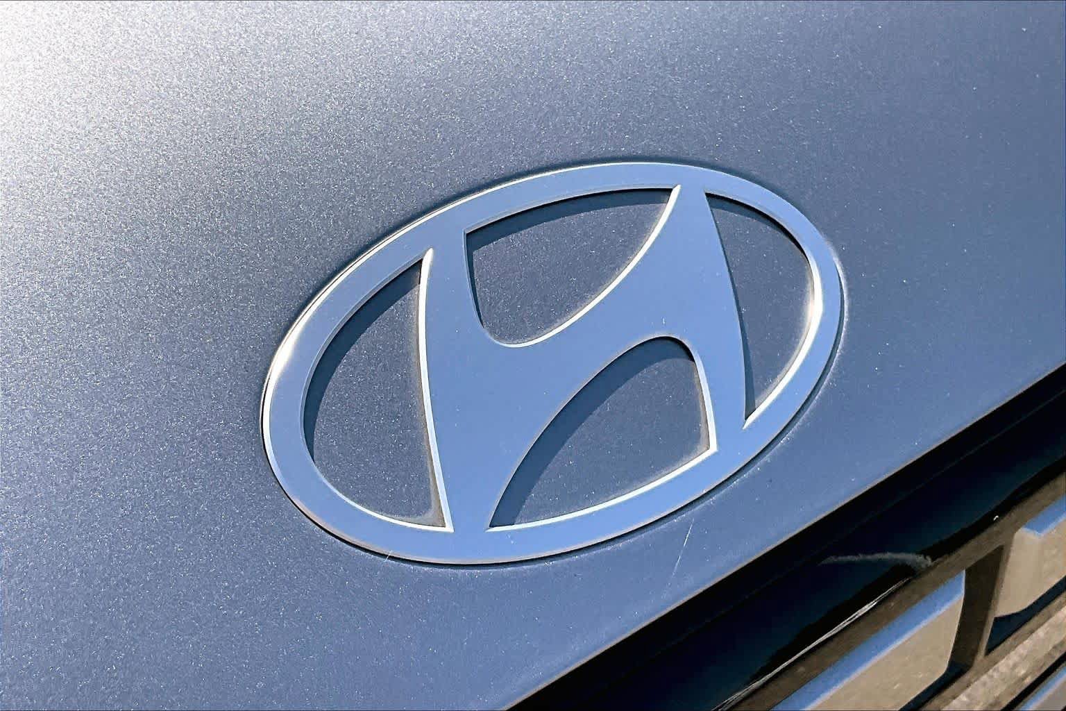 Used 2025 Hyundai Santa Fe SE FWD image 9