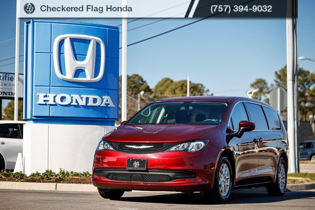 Used 2022 Chrysler Voyager LX image 1