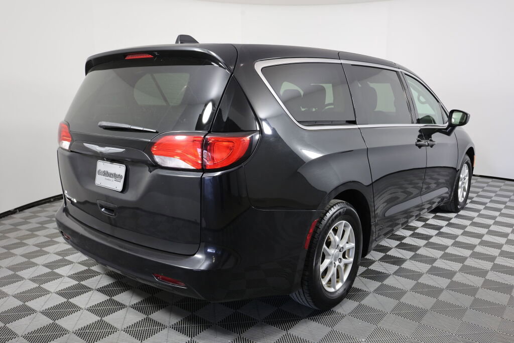 Used 2017 Chrysler Pacifica Touring image 2