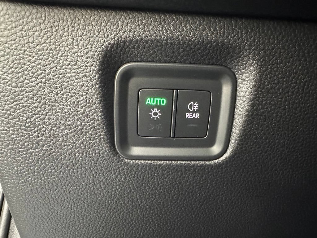 Certified 2025 Porsche Cayenne AWD/4WD image 28