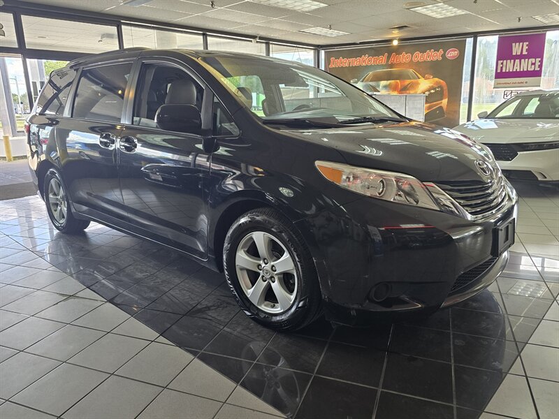 Used 2015 Toyota Sienna LE FWD image 3