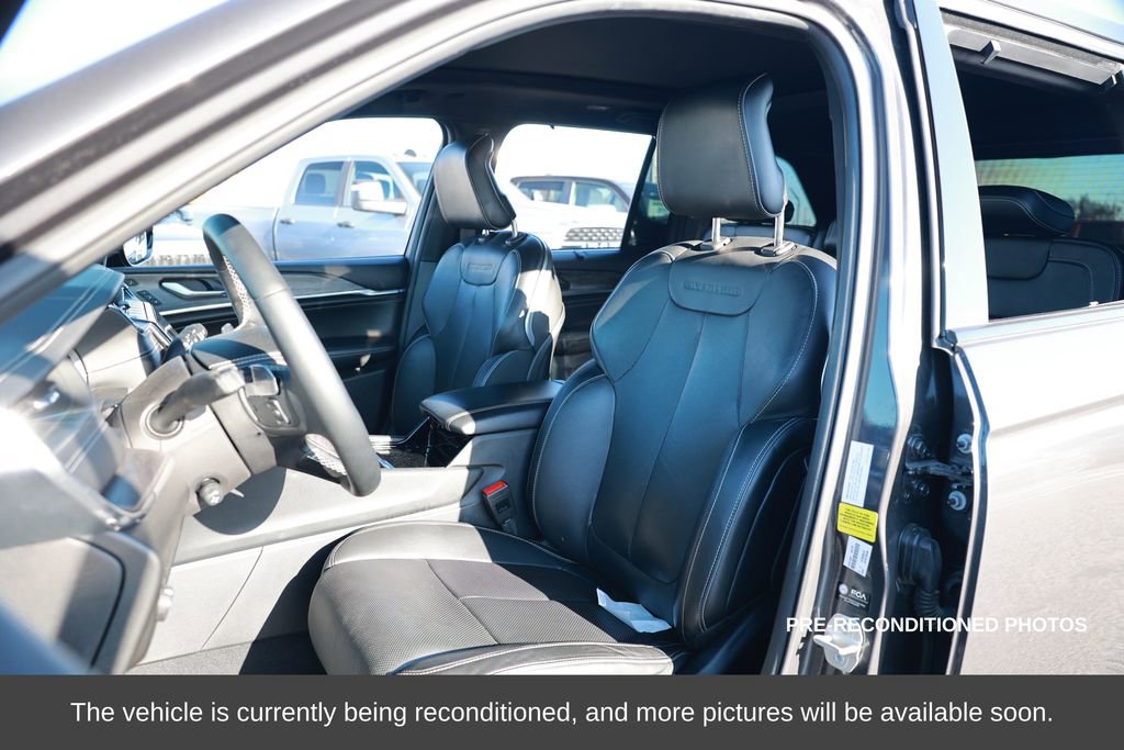 Used 2023 Jeep Grand Cherokee Overland w/ Advanced Protech Group III image 10