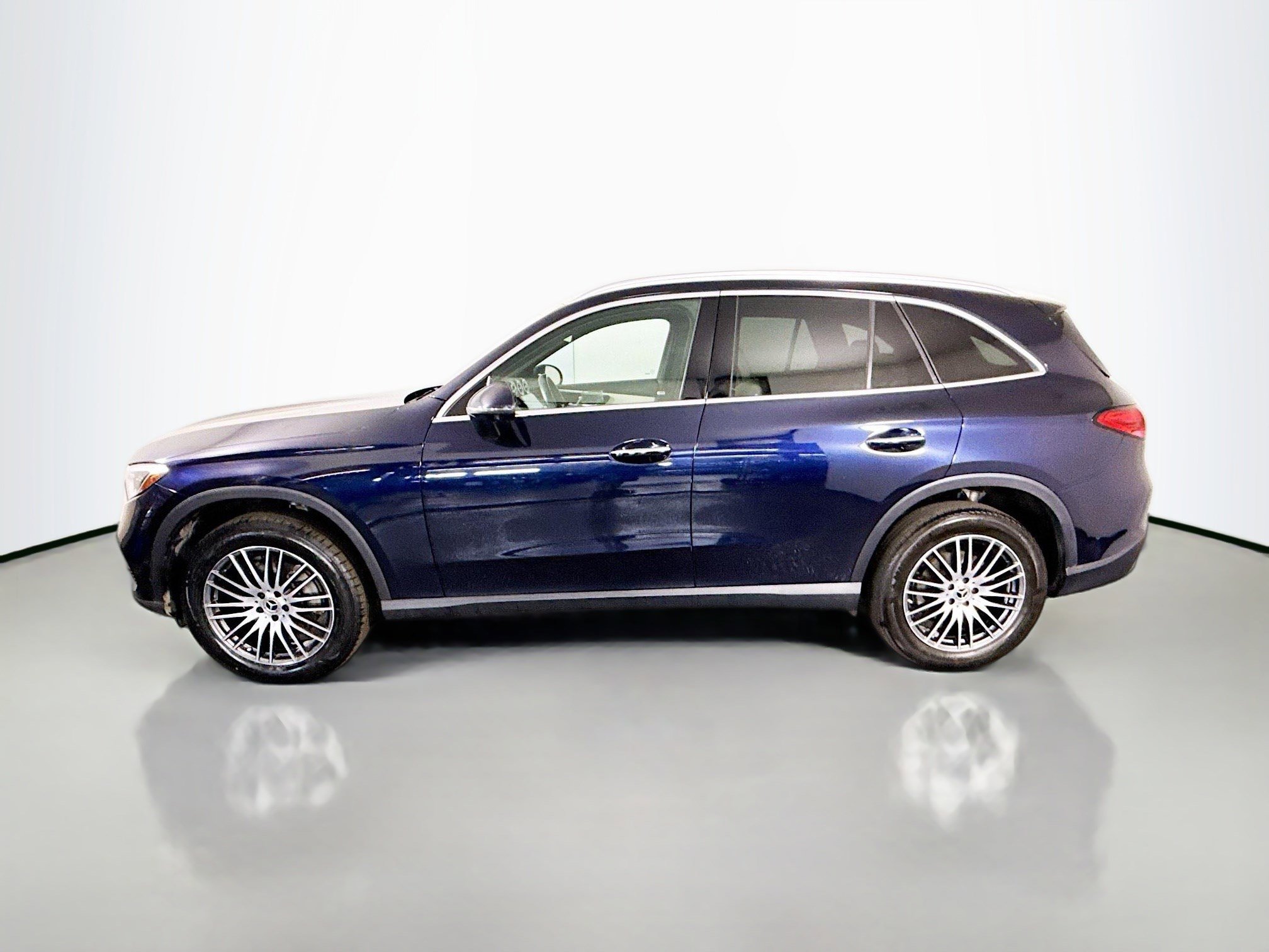 Used 2023 Mercedes-Benz GLC 300 4MATIC w/ Exclusive Trim Package image 6