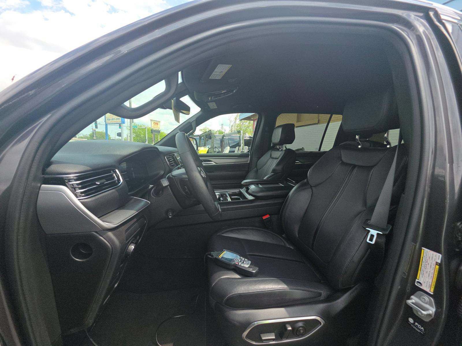 Used 2025 Jeep Wagoneer Series II RWD image 27
