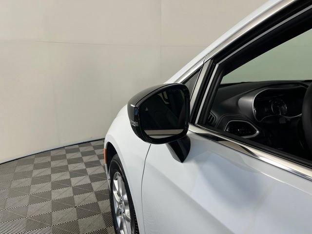 Used 2026 Chrysler Pacifica Select FWD image 14