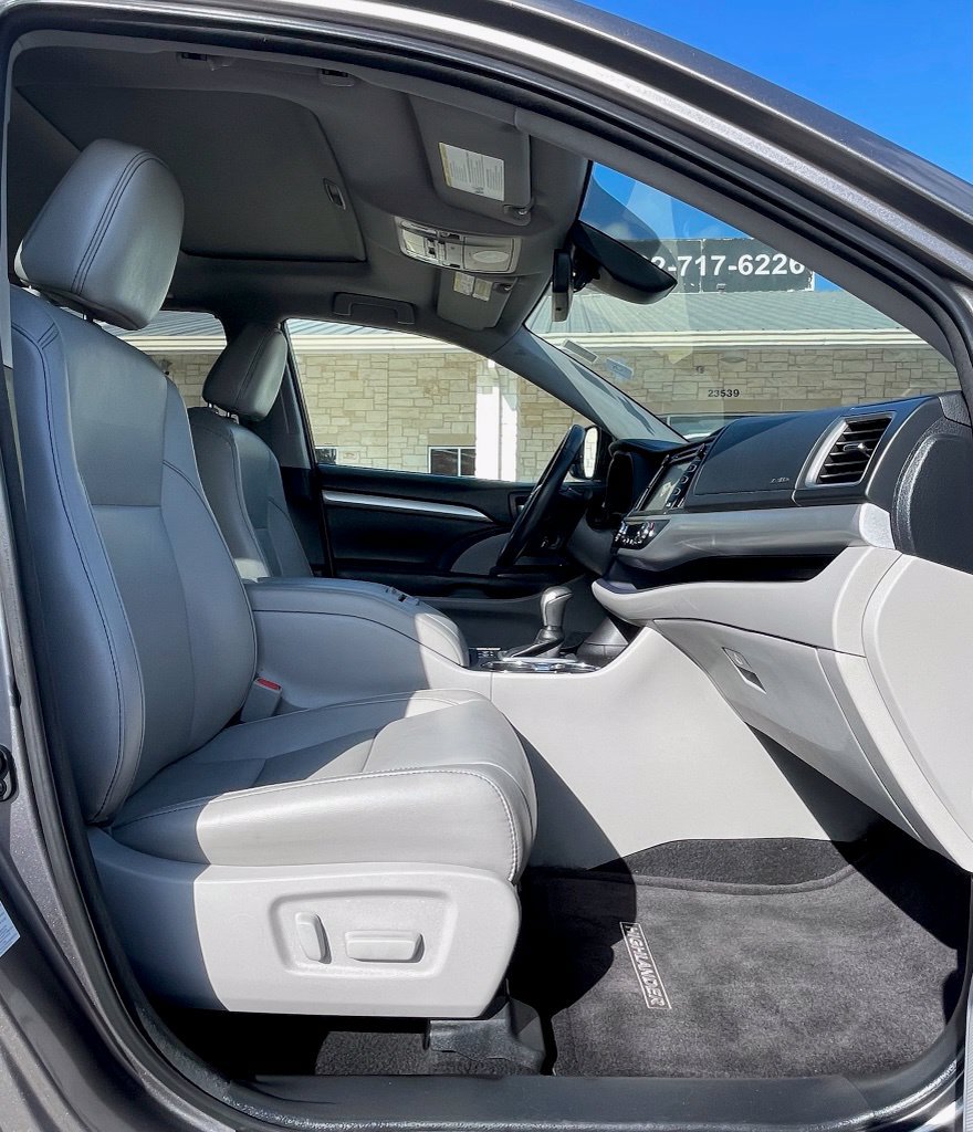 Used 2017 Toyota Highlander XLE FWD image 29
