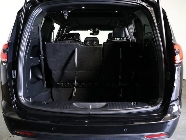 Used 2025 Chrysler Pacifica Limited FWD image 30