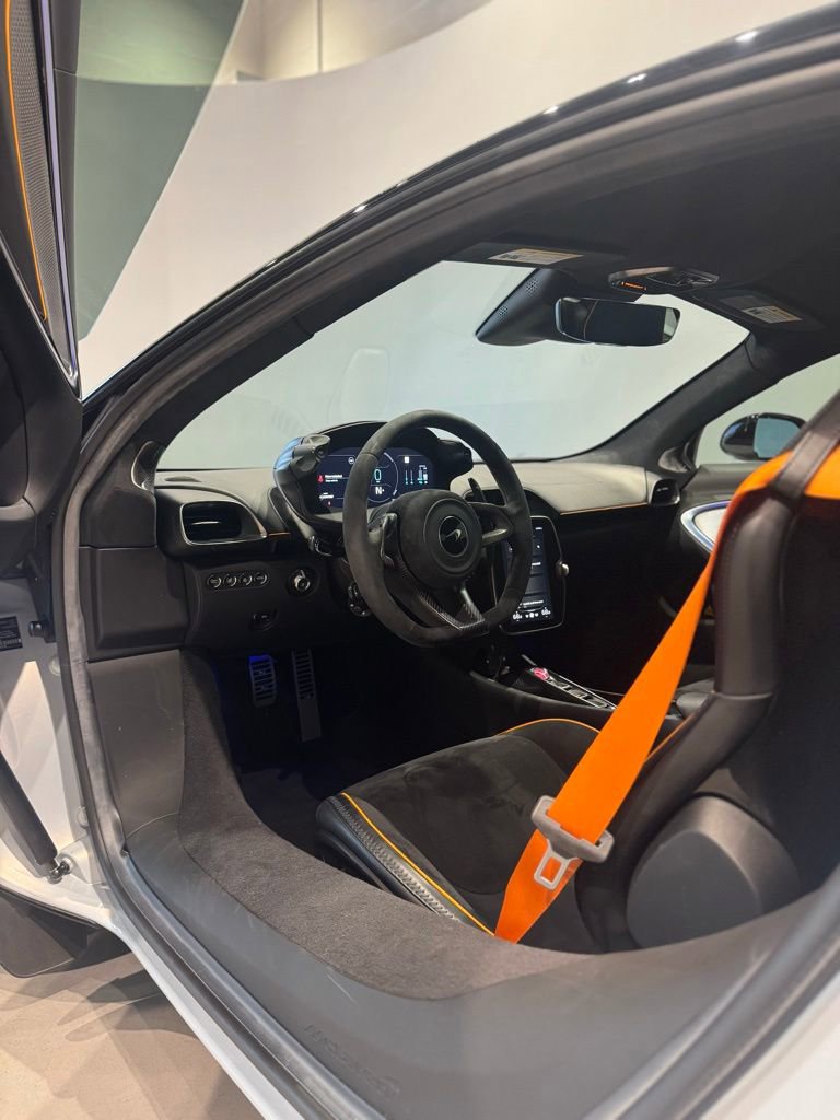 Used 2023 McLaren Artura RWD image 21