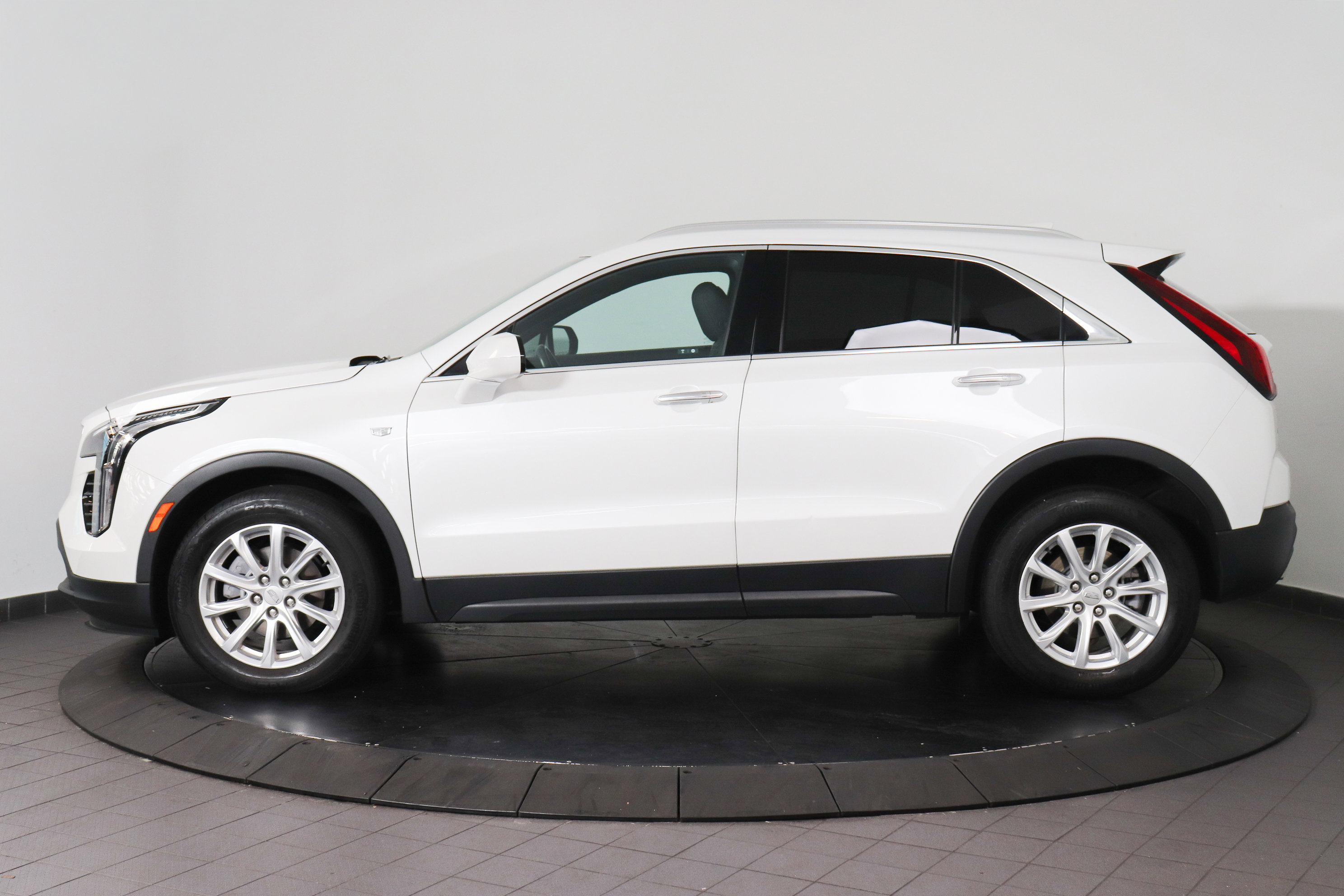 Used 2023 Cadillac XT4 Luxury w/ Cold Weather Package AWD/4WD image 2