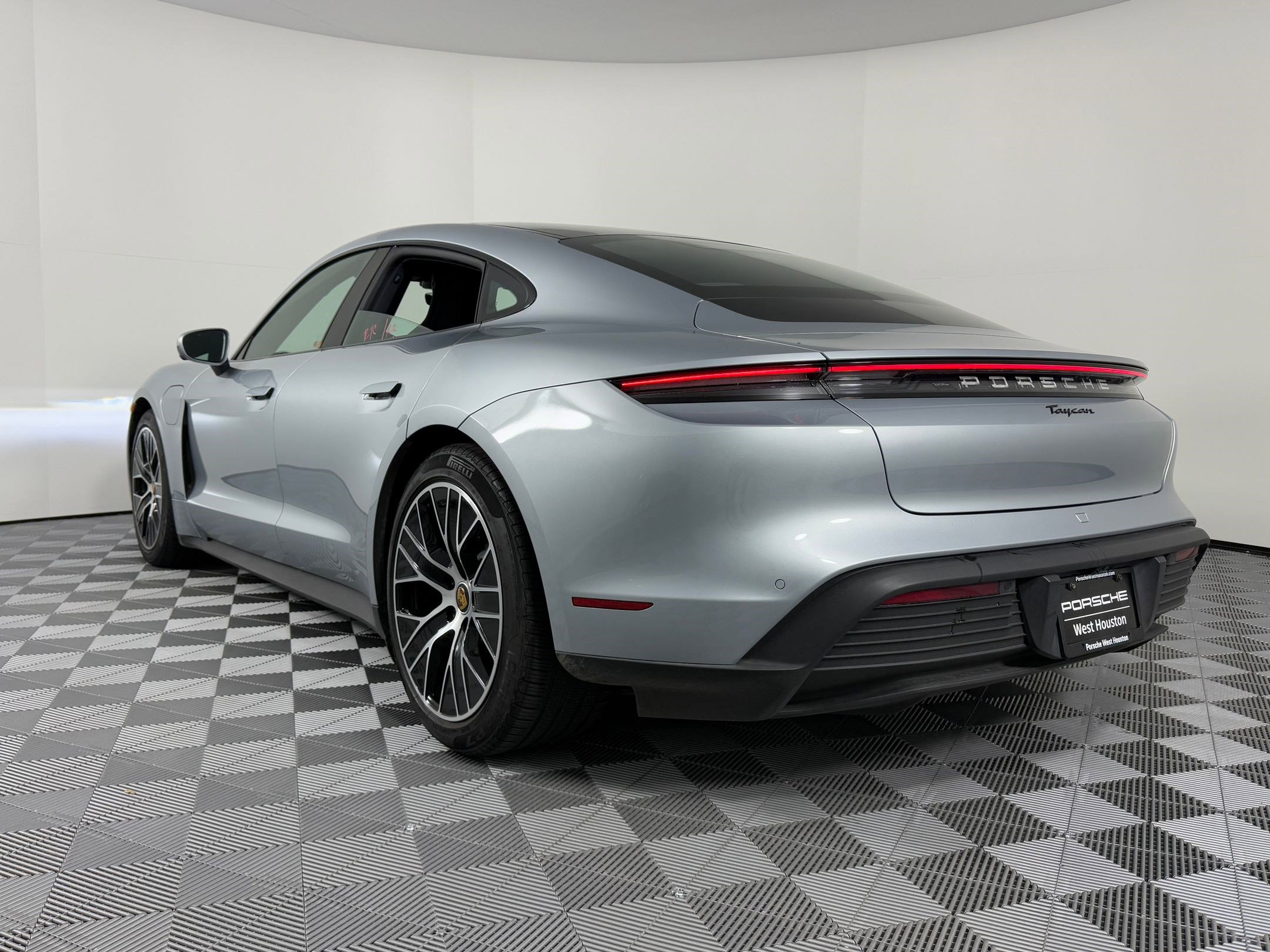 Used 2022 Porsche Taycan image 3