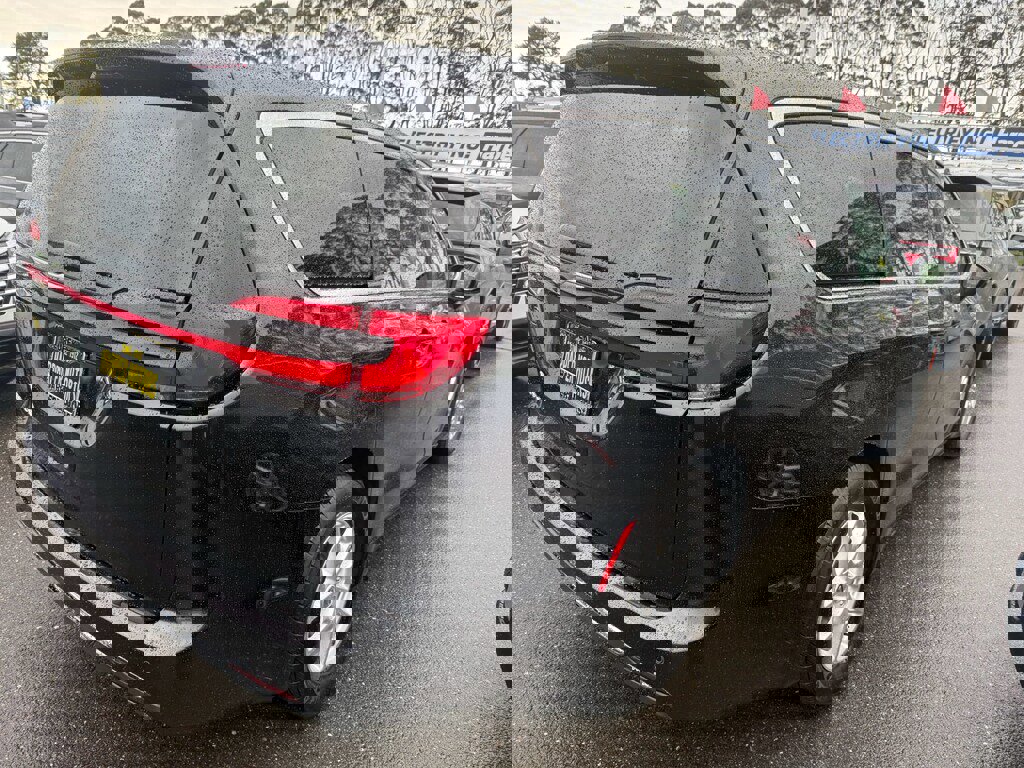 Used 2023 Chrysler Pacifica Touring-L image 4