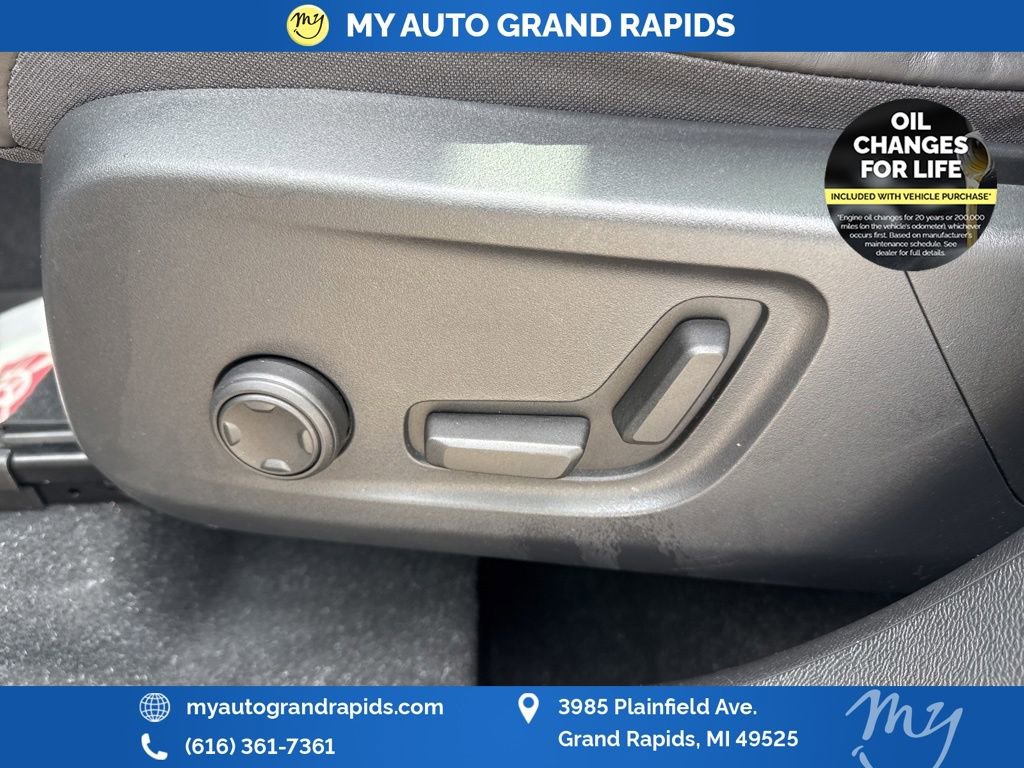 Used 2022 Volvo XC40 T5 R-Design w/ Advanced Package image 12