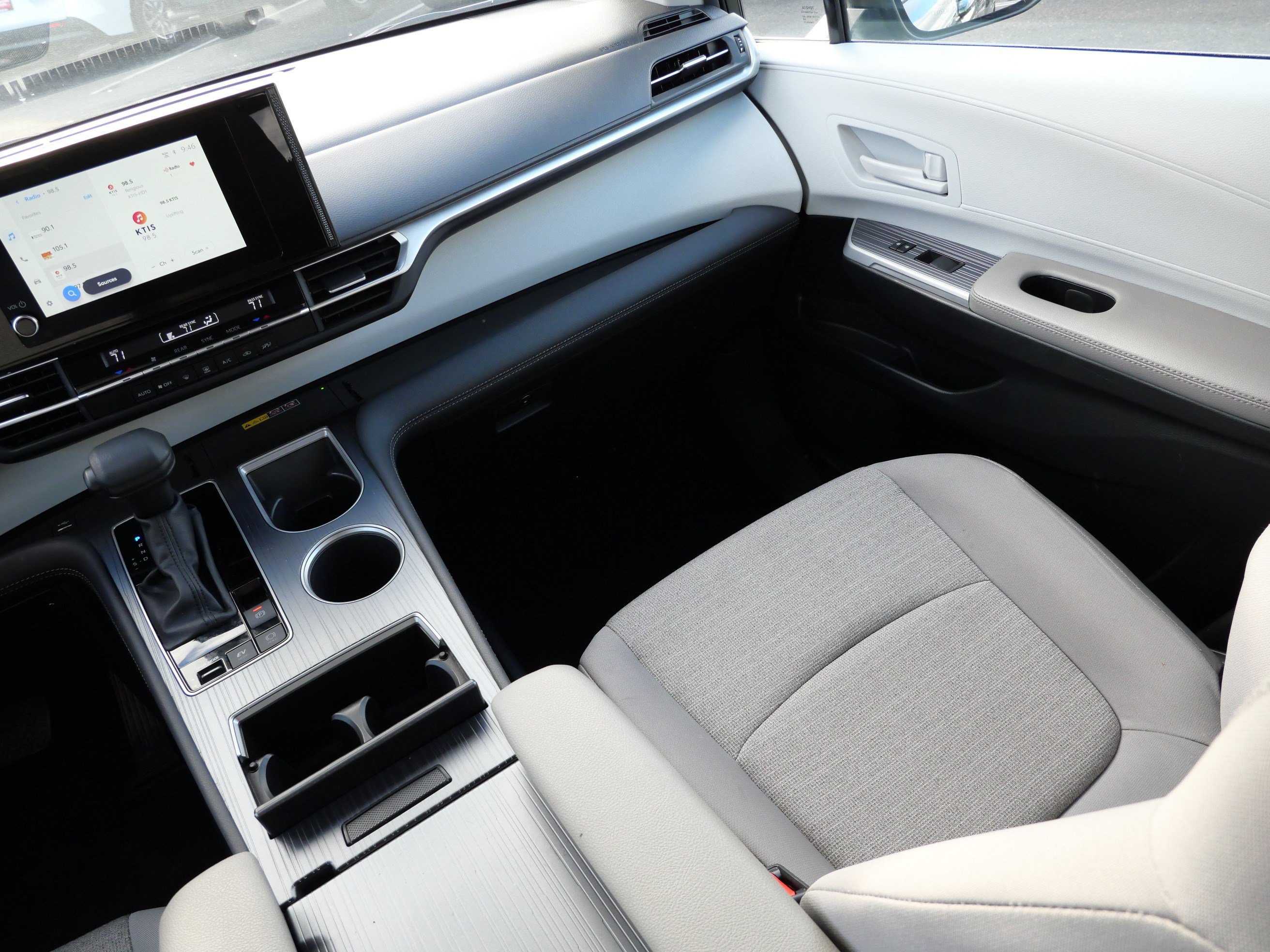 Certified 2025 Toyota Sienna LE AWD/4WD image 11