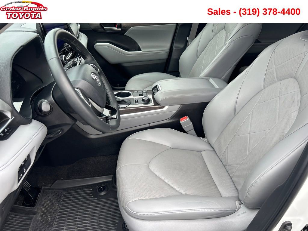 Used 2024 Toyota Highlander Platinum image 11