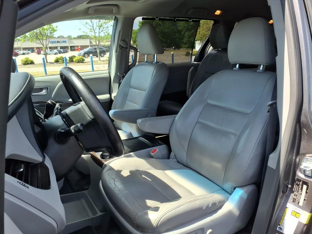Used 2017 Toyota Sienna XLE AWD/4WD image 4