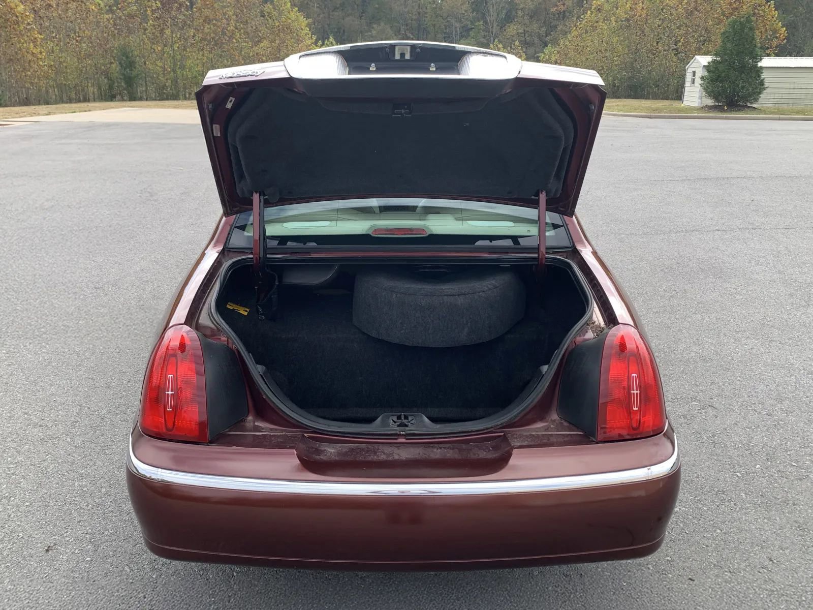 Used 2002 Lincoln Town Car Signature image 9