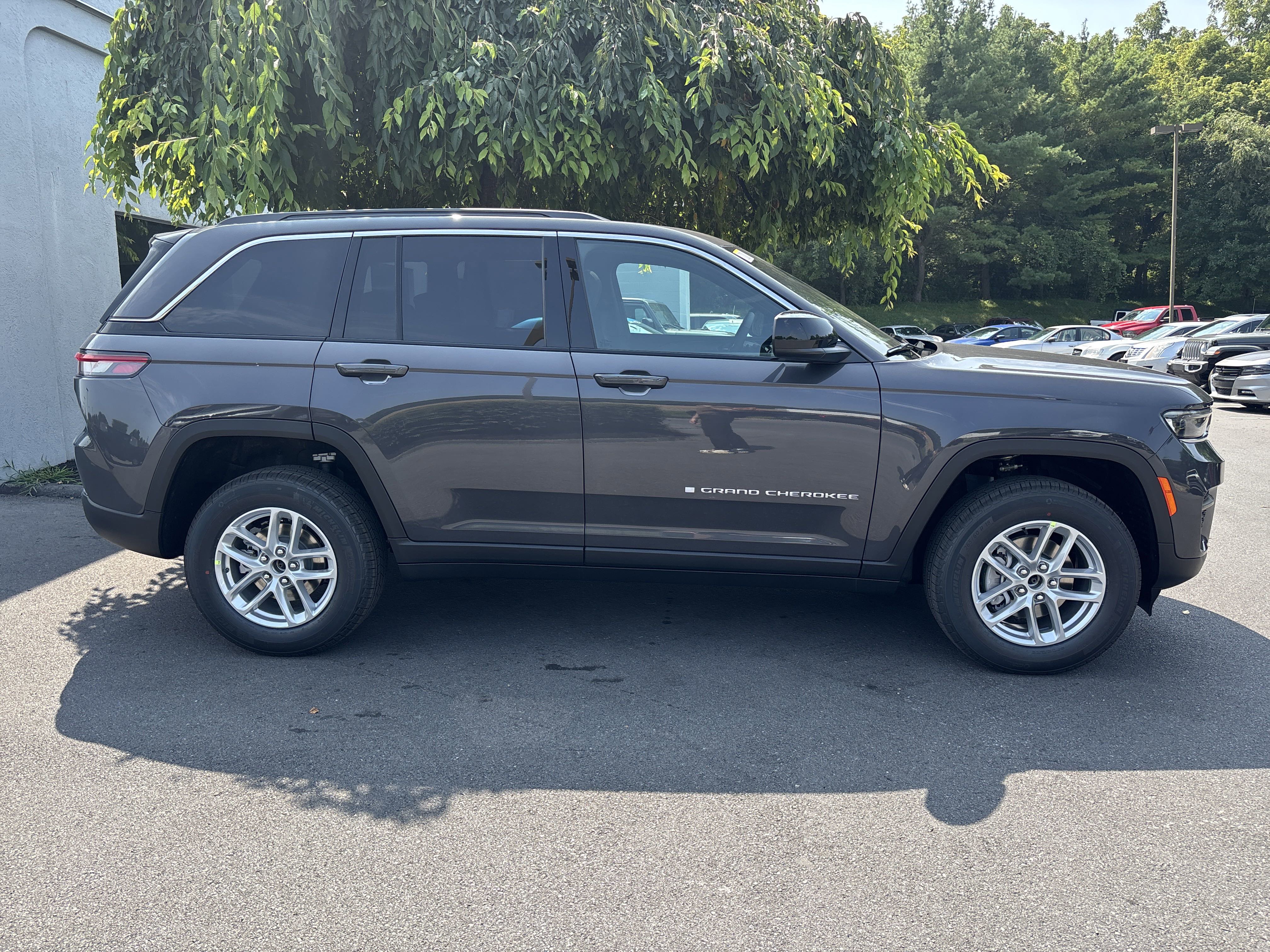 New 2025 Jeep Grand Cherokee Laredo X w/ Luxury Tech Group I video 2