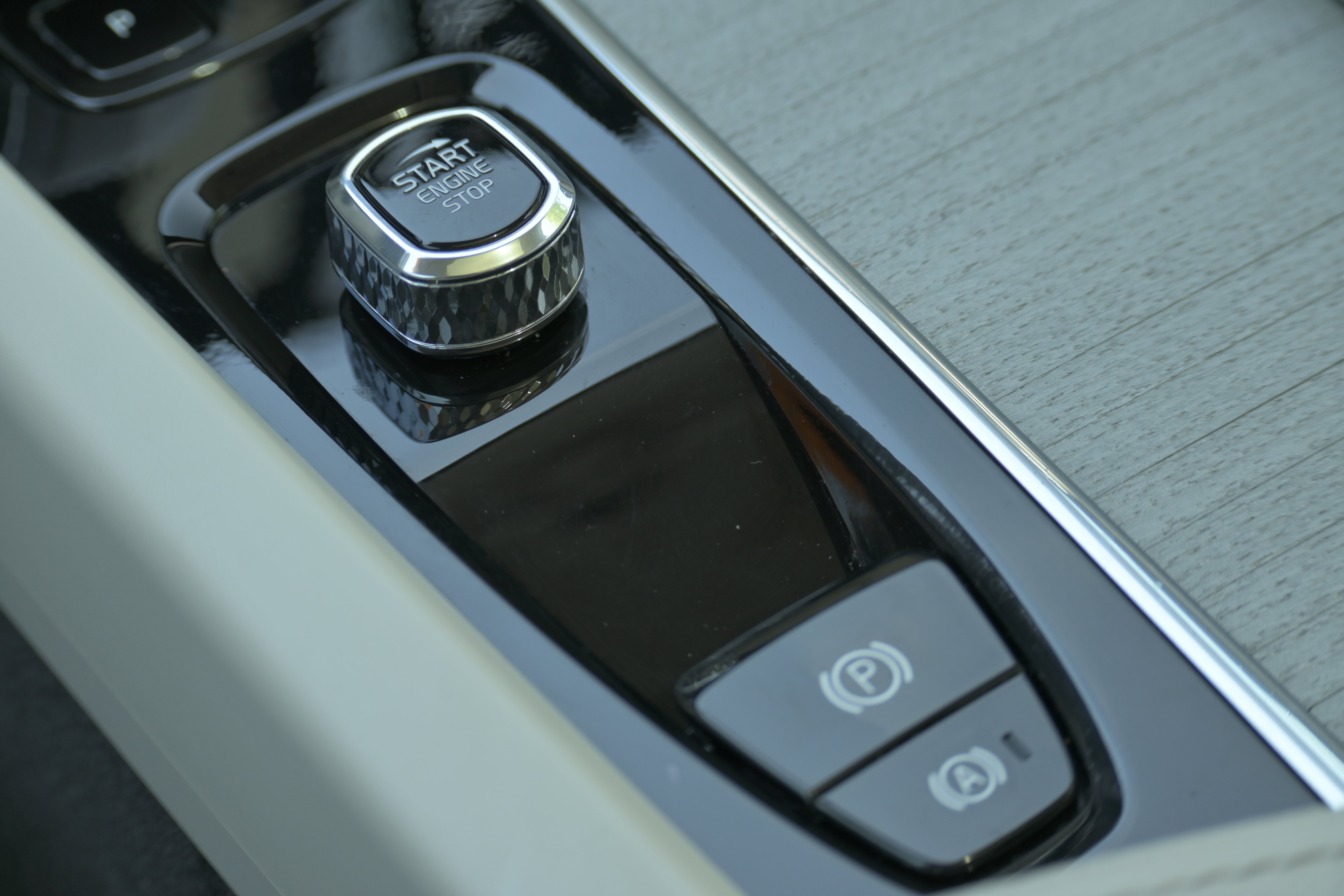 Used 2024 Volvo XC60 B5 Plus w/ Protection Package Premier image 26