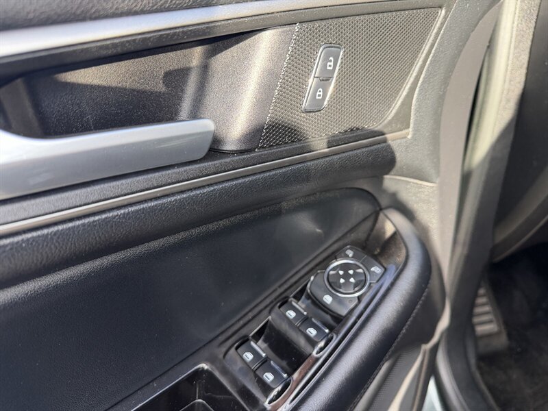Used 2015 Ford Edge SEL w/ Equipment Group 201A AWD/4WD image 16