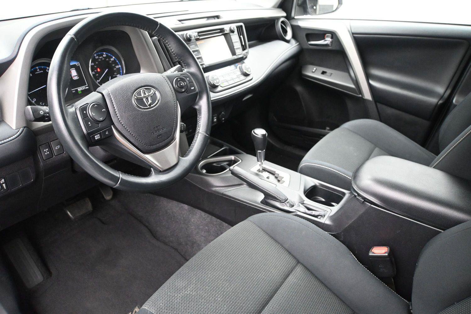 Used 2016 Toyota RAV4 XLE AWD/4WD image 2