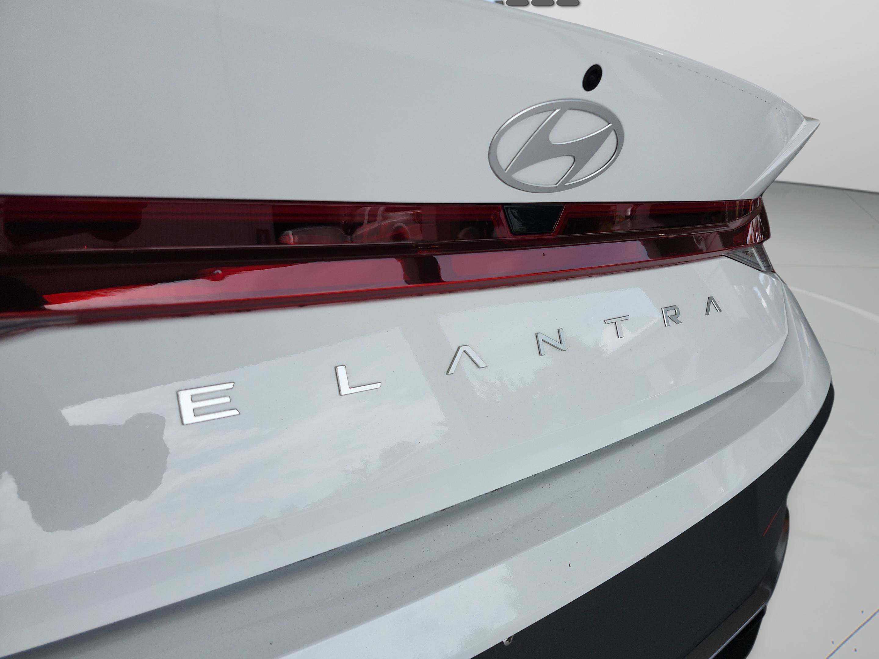 Used 2025 Hyundai Elantra SE FWD image 31