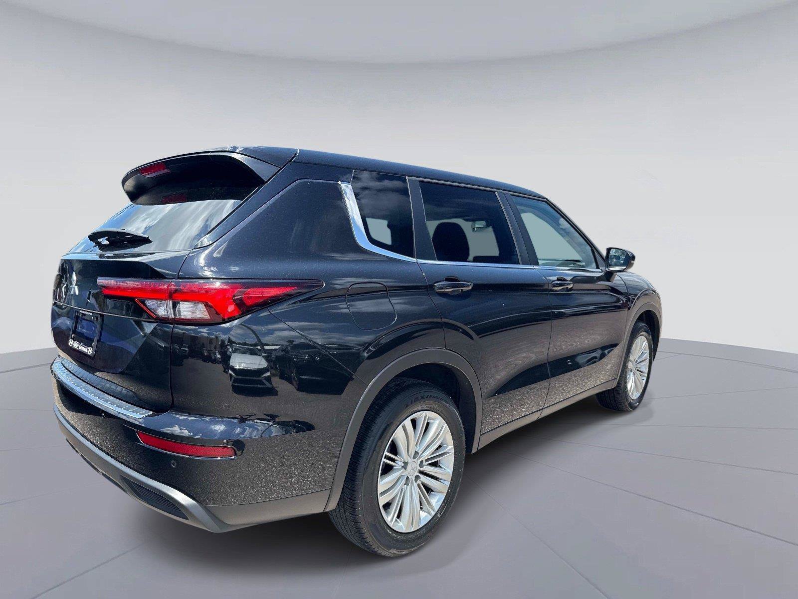 Used 2024 Mitsubishi Outlander ES FWD image 3