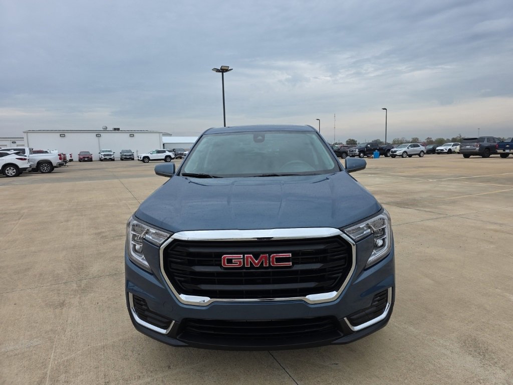 Used 2024 GMC Terrain SLE image 3