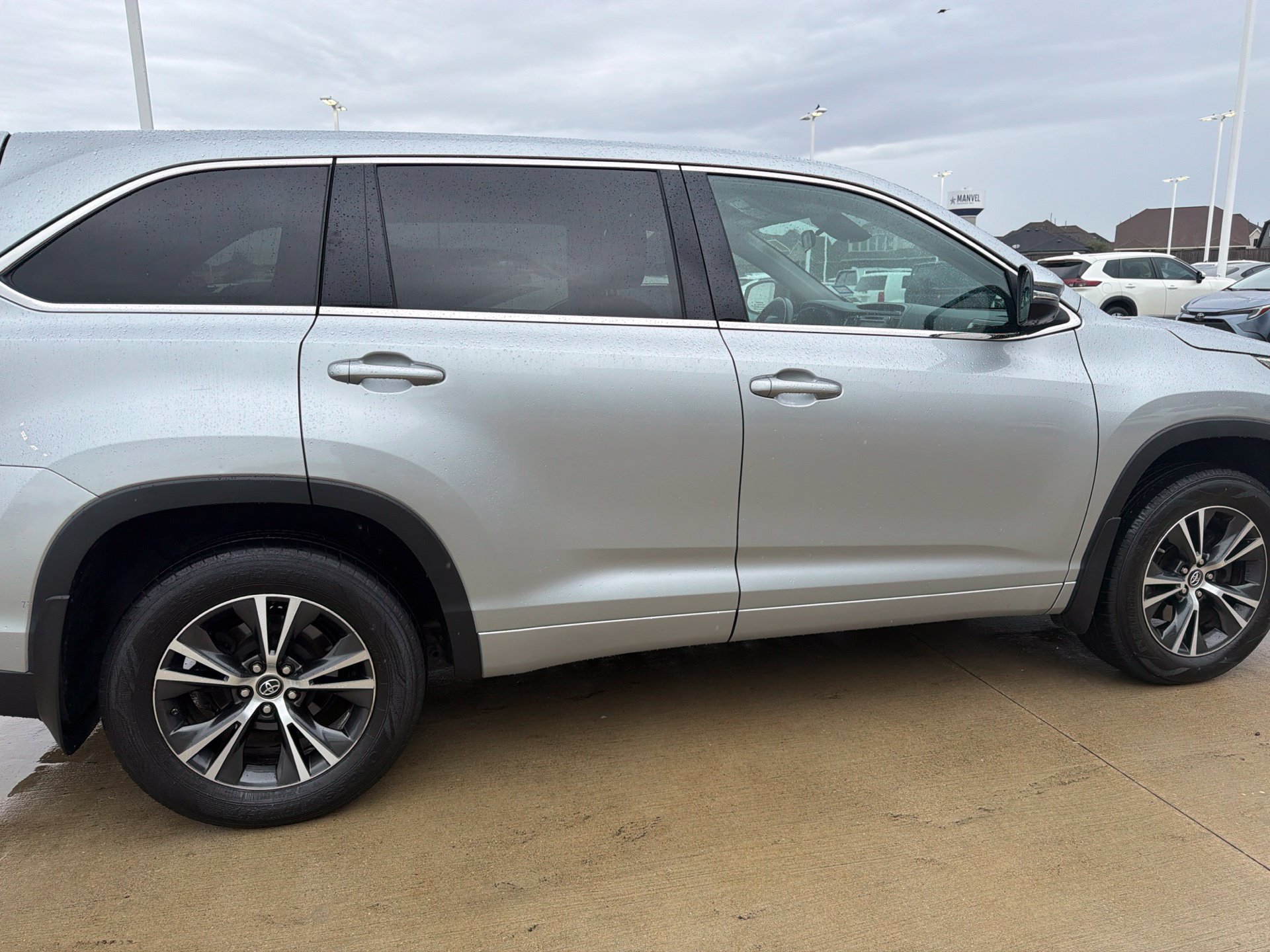 Used 2018 Toyota Highlander Plus AWD/4WD image 2