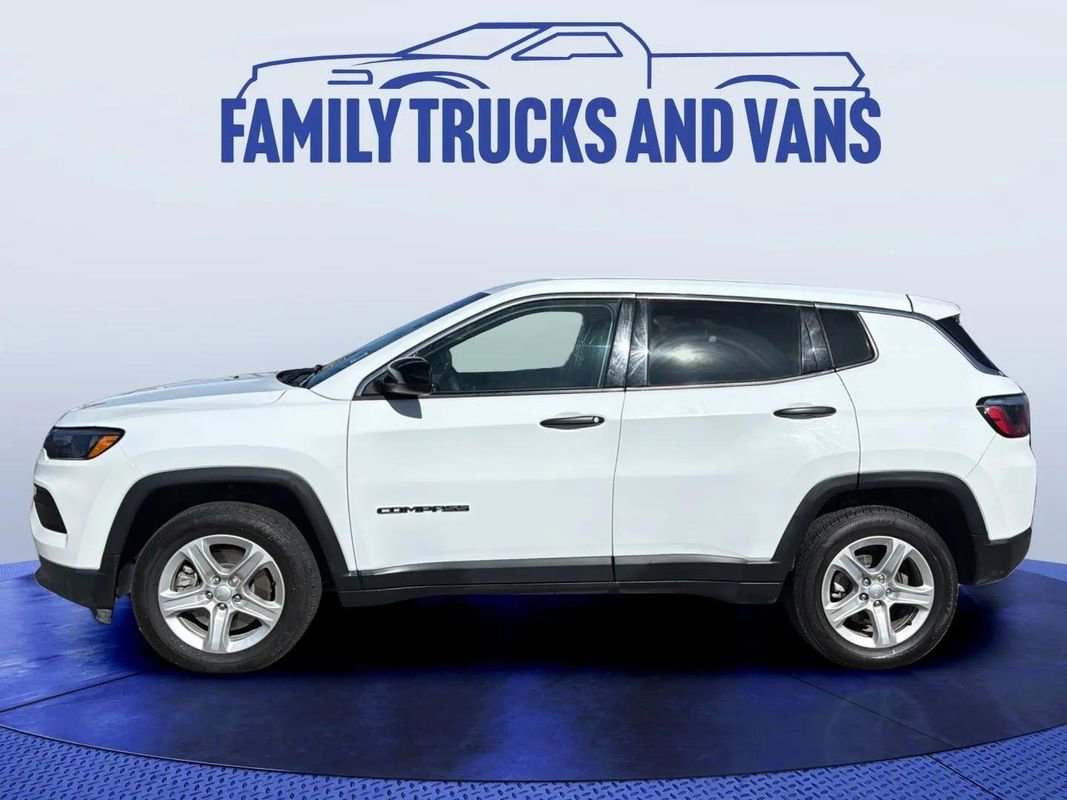 Used 2023 Jeep Compass Sport image 2