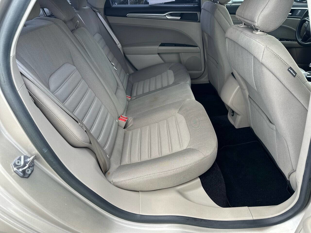 Used 2017 Ford Fusion SE image 24