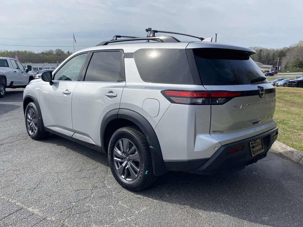 Used 2024 Nissan Pathfinder SV w/ SV Premium Package image 3