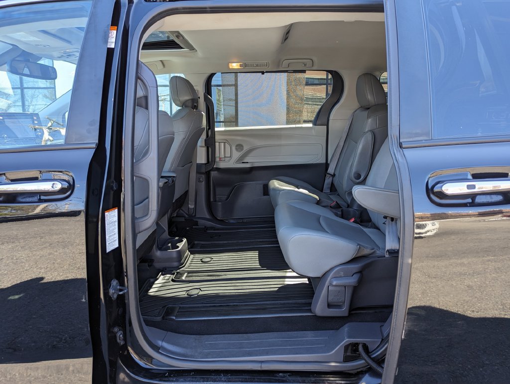 Used 2021 Toyota Sienna XLE AWD/4WD image 36